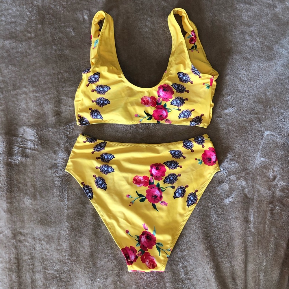 Bikini - Picture 3 of 4